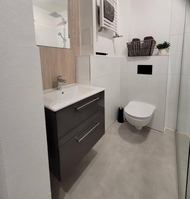 Apartment Theatr Centre *